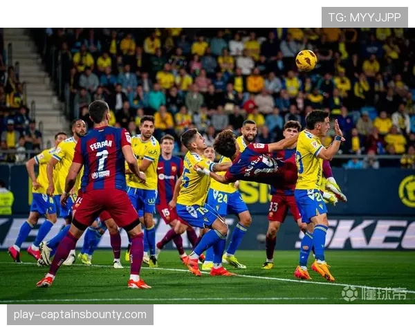 关键瞬间：马略卡后卫在门线前解围了巴萨一次威胁极大的低平传中